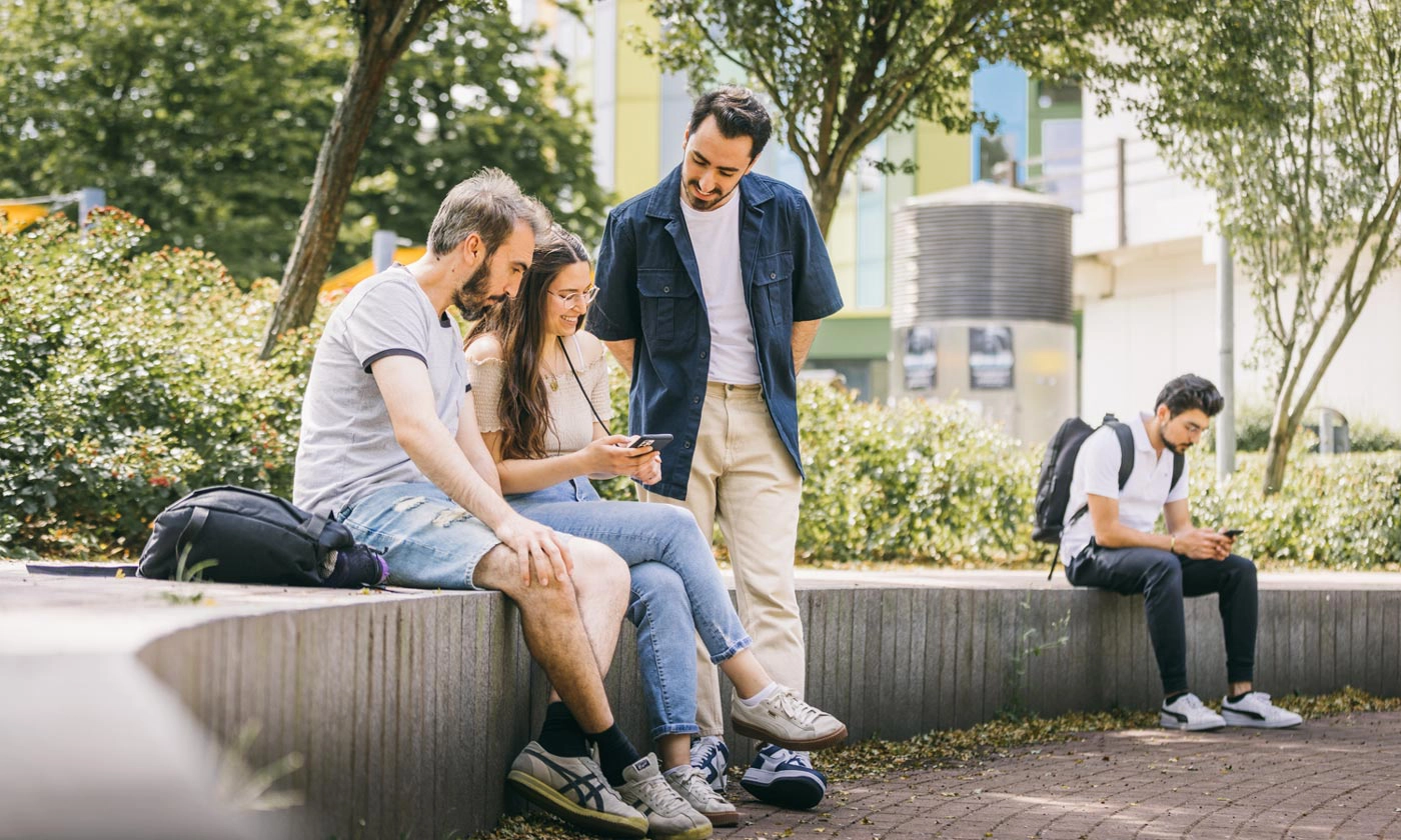 Drei Studenten unterhalten sich über die psychologische Beratung der Universität Duisburg Essen